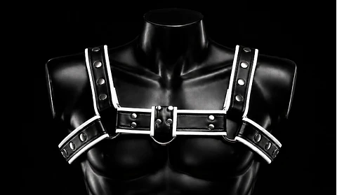 ARNES EN CUERO NEGRO BLANCO