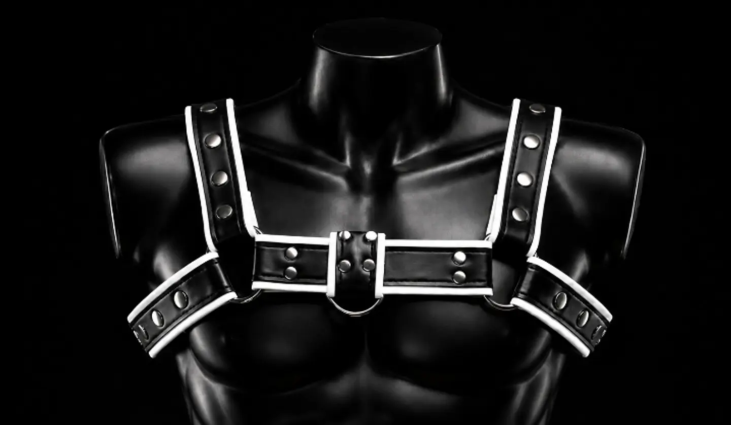 ARNES EN CUERO NEGRO BLANCO 1