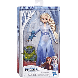 Elsa en traje de viaje con figuras de Pabbie y Salamandra Frozen 2