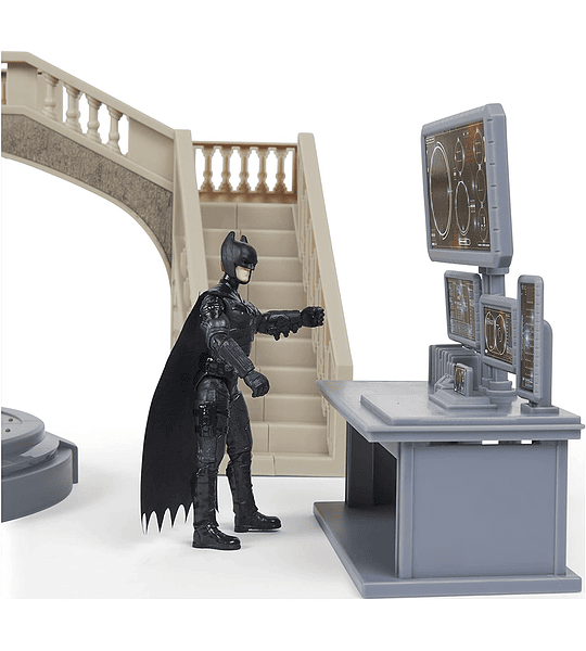 Batcave de Batman con figuras de Batman y pingüino