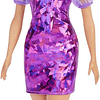  Barbie Fashionista con pelo morado, vestido con estilo monocromático