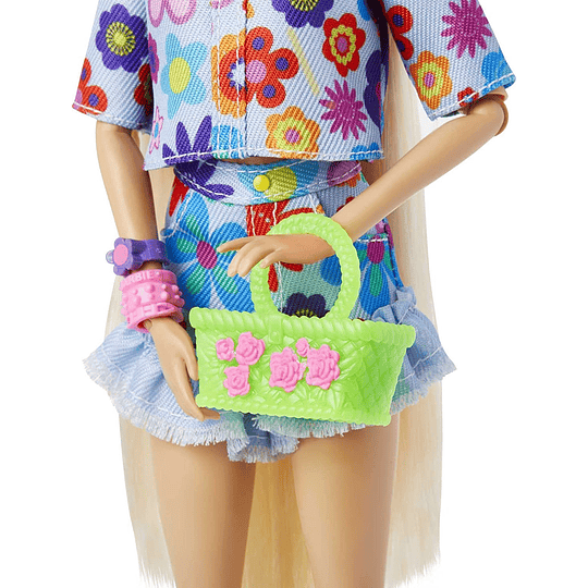 Barbie Extra Rubia con Conjunto Floral de 2 Piezas Incluye Conejo y 15 Accesorios
