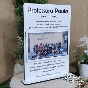 Placa del profesor con foto de los finalistas