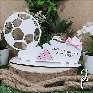 Trofeo de bota y balón de fútbol