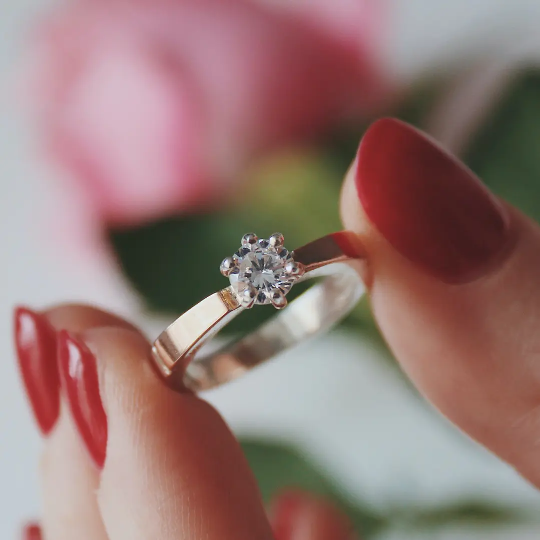 Gold engagement ring with big white diamond 1