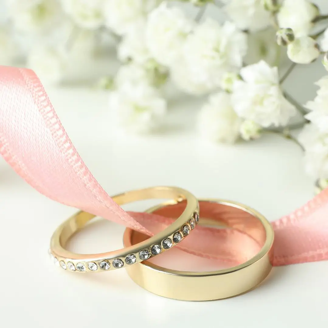 Wedding rings with white diamonds 1