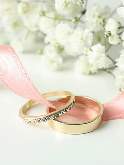 Wedding rings with white diamonds