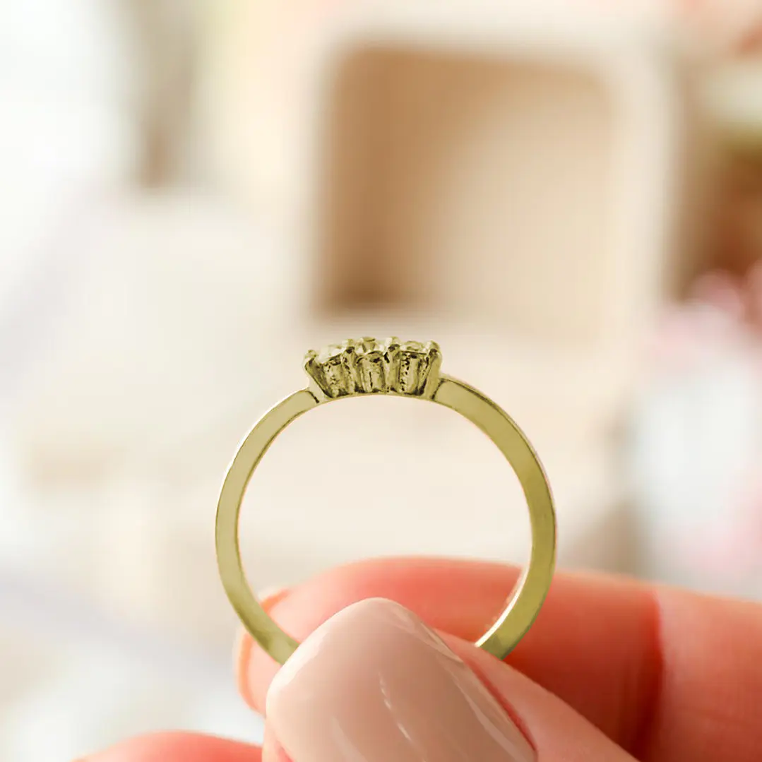 Engagement ring with white diamonds 1