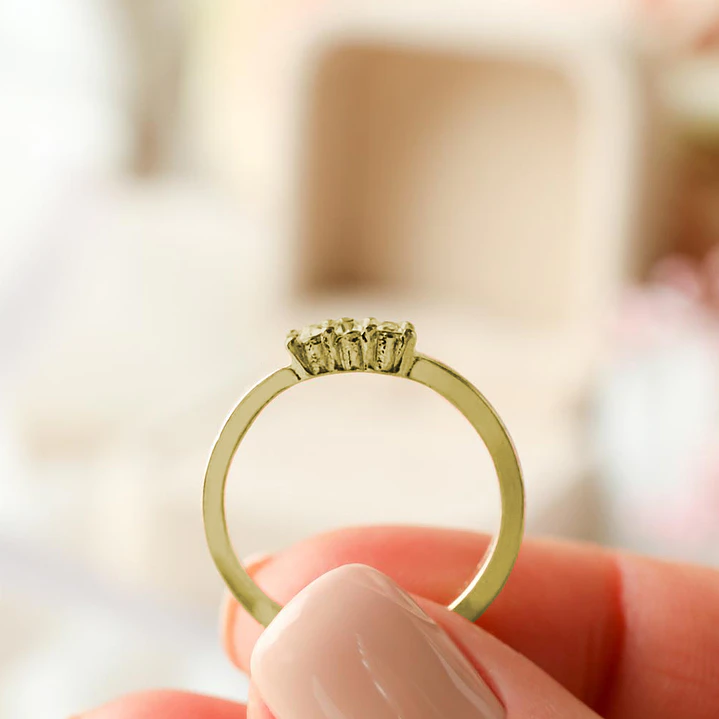 Engagement ring with white diamonds 1