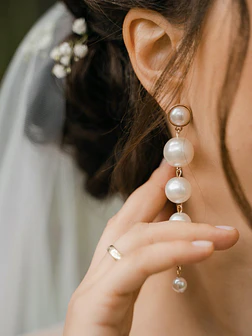 Bride pearls and gold details earring