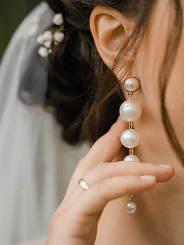 Bride pearls and gold details earring