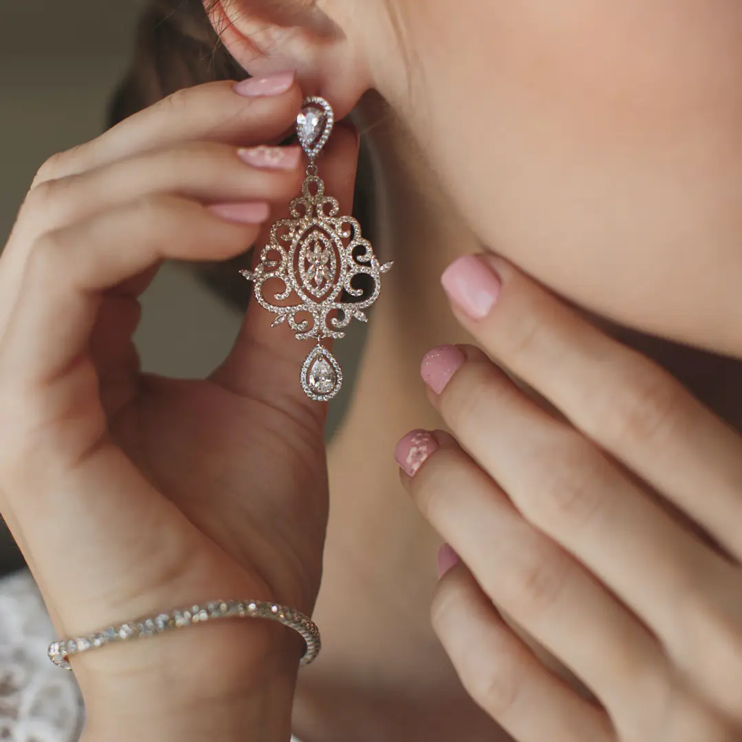 Chic wedding concept earring with white diamonds 1