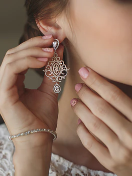 Chic wedding concept earring with white diamonds