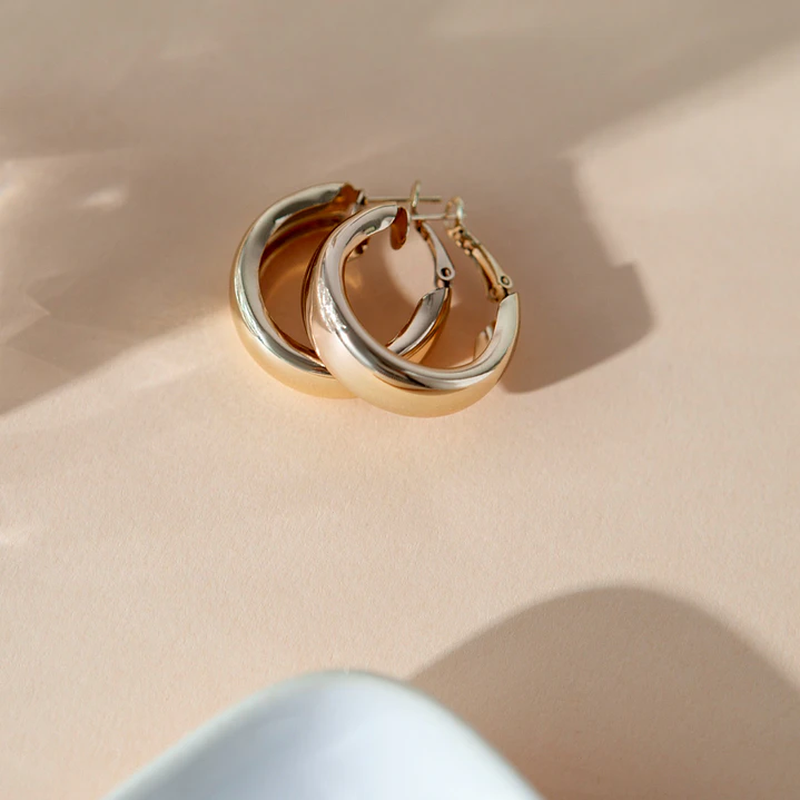 Classic circular golden earrings 1