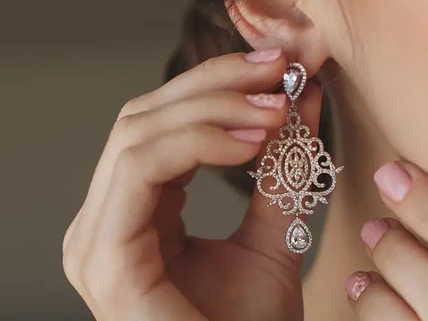 Small Details, Big Impact: How Jewelry Transforms an Outfit