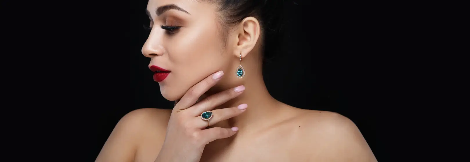 Seasonal Jewelry Trends That Actually Matter (And Those That Don’t)