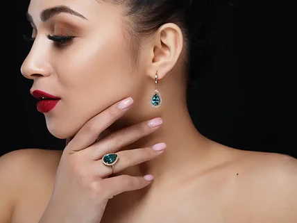 Seasonal Jewelry Trends That Actually Matter (And Those That Don’t)