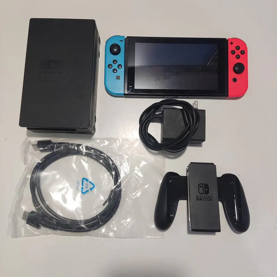 Nintendo Switch + The Legend of Zelda: Breath of the Wild 4