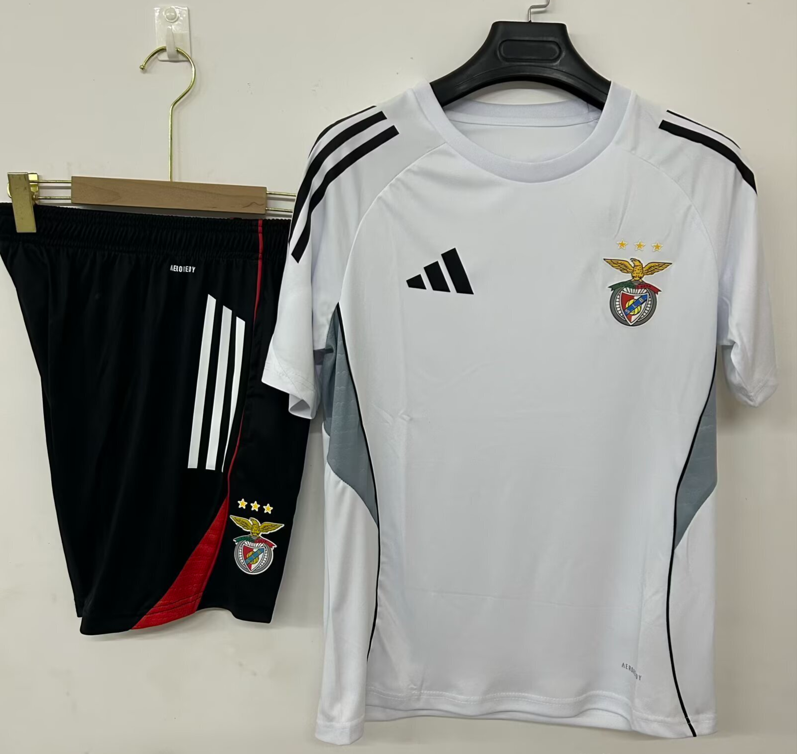 Equipamento Adulto S.L. Benfica Treino 25/26 1