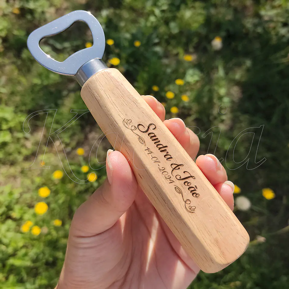 Abre-cápsulas Personalizado Madeira Nomes e Data 2