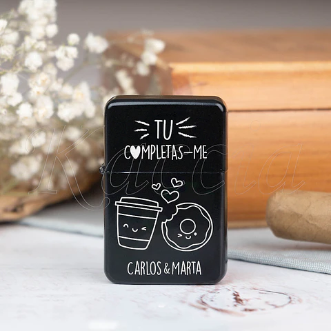 Isqueiro Preto Personalizado Tu Completas-me Café Donut com Nomes