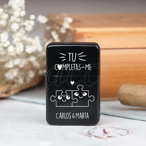 Isqueiro Preto Personalizado Tu Completas-me Puzzle com Nomes