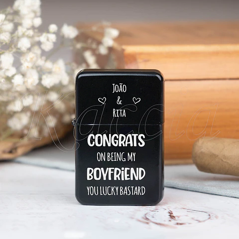 Isqueiro Preto Personalizado Congrats Boyfriend com Nomes