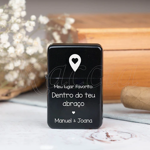 Isqueiro Preto Personalizado Dentro Do Teu Abraço Com Nomes