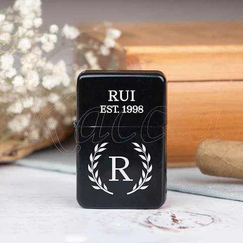 Isqueiro Preto Personalizado com Inicial