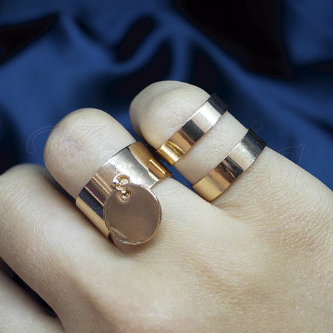 Conjunto de Anéis em Aço Dourados Abstrato