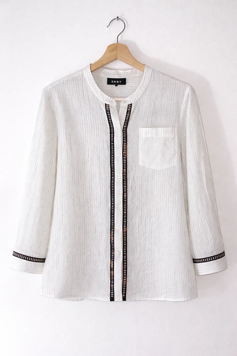 Blusa DKNY con mancha