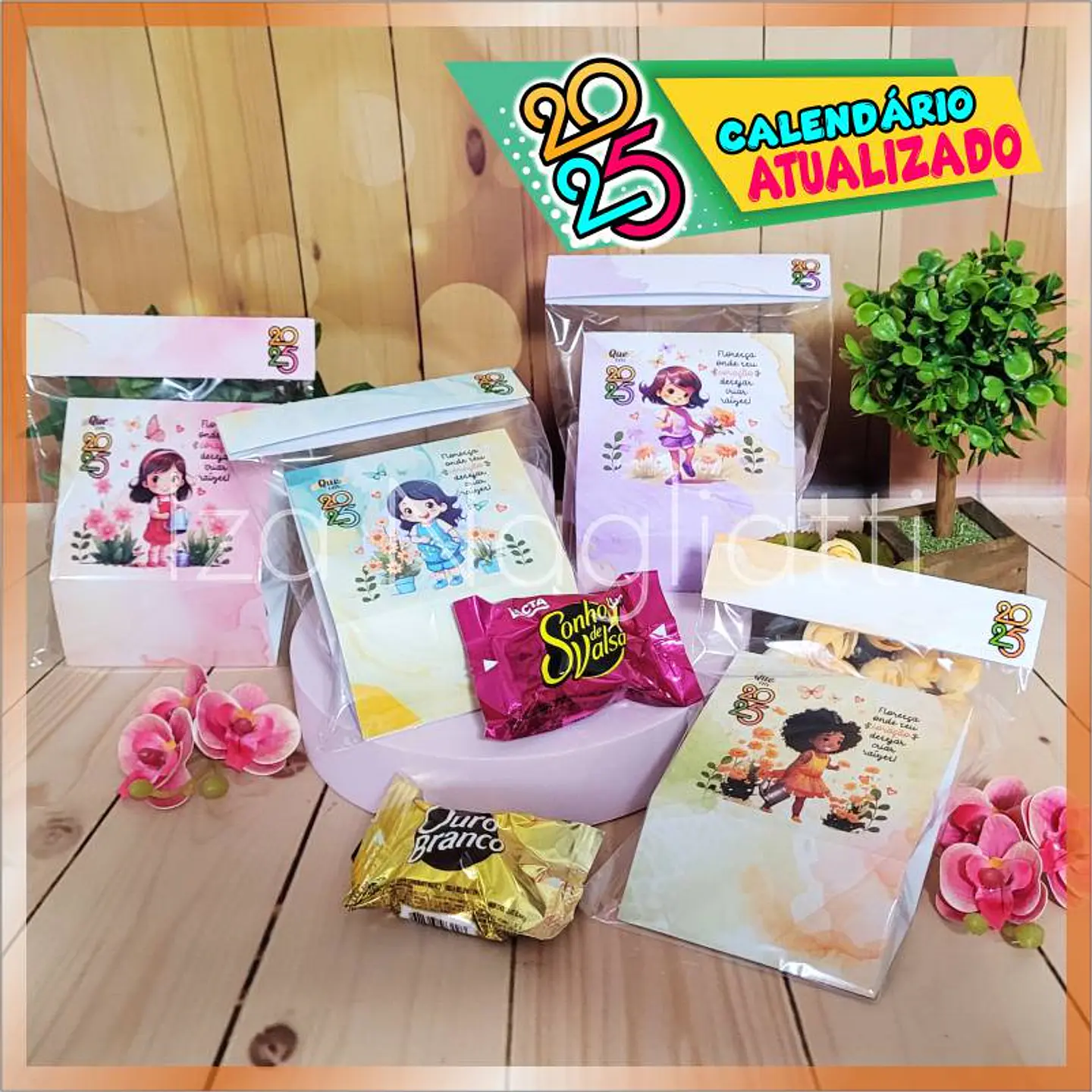 Arquivo 4 modelos de mini calendários de mesa 2025 para lembrancinhas com miolo (meninas) 3