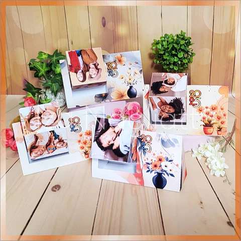 Arquivo Arquivo 4 Modelos de calendários de fotos com cubo giratório 2025 - iza