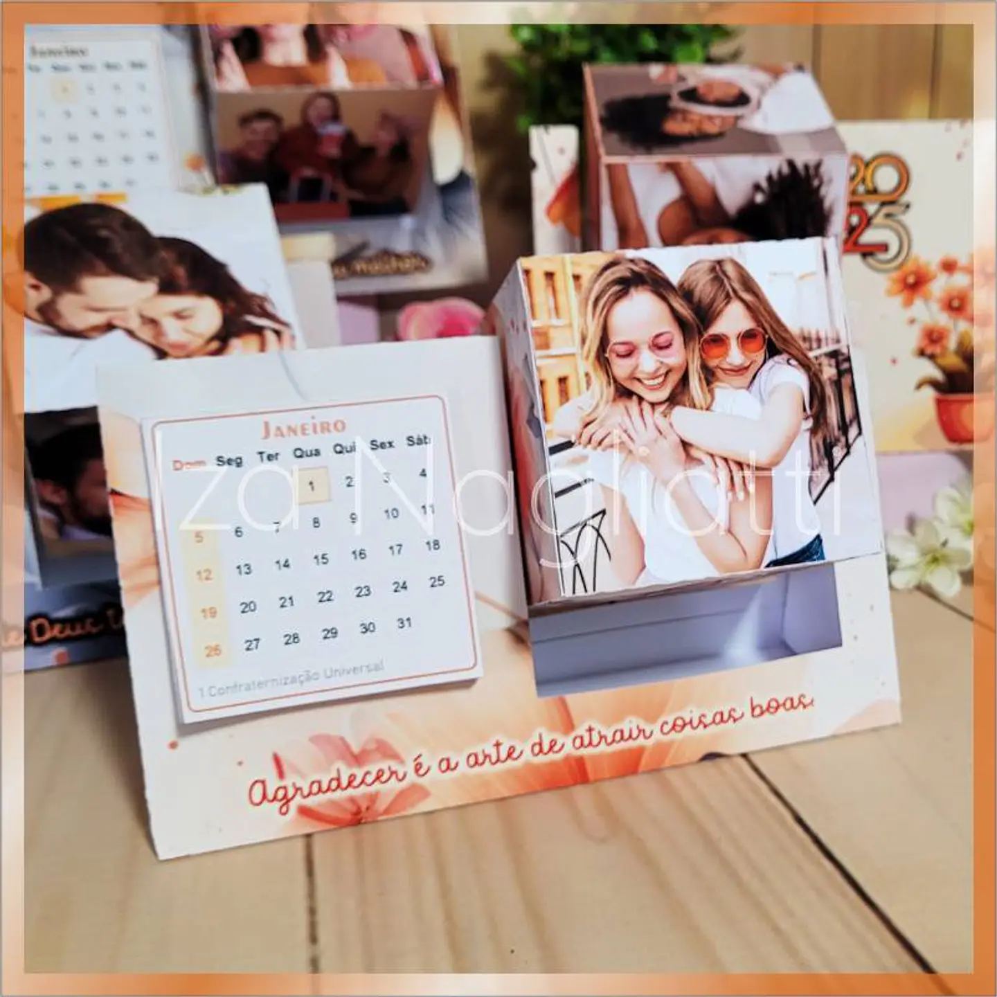 Arquivo Arquivo 4 Modelos de calendários de fotos com cubo giratório 2025 - iza 2