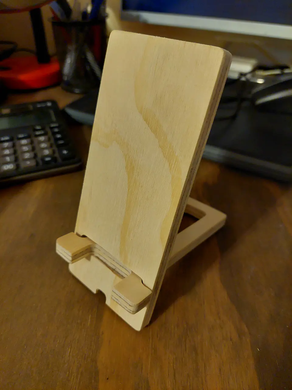 Porta Celular Madera 19 cm alto x 8 cm ancho , madera tratada y grabado Láser 6