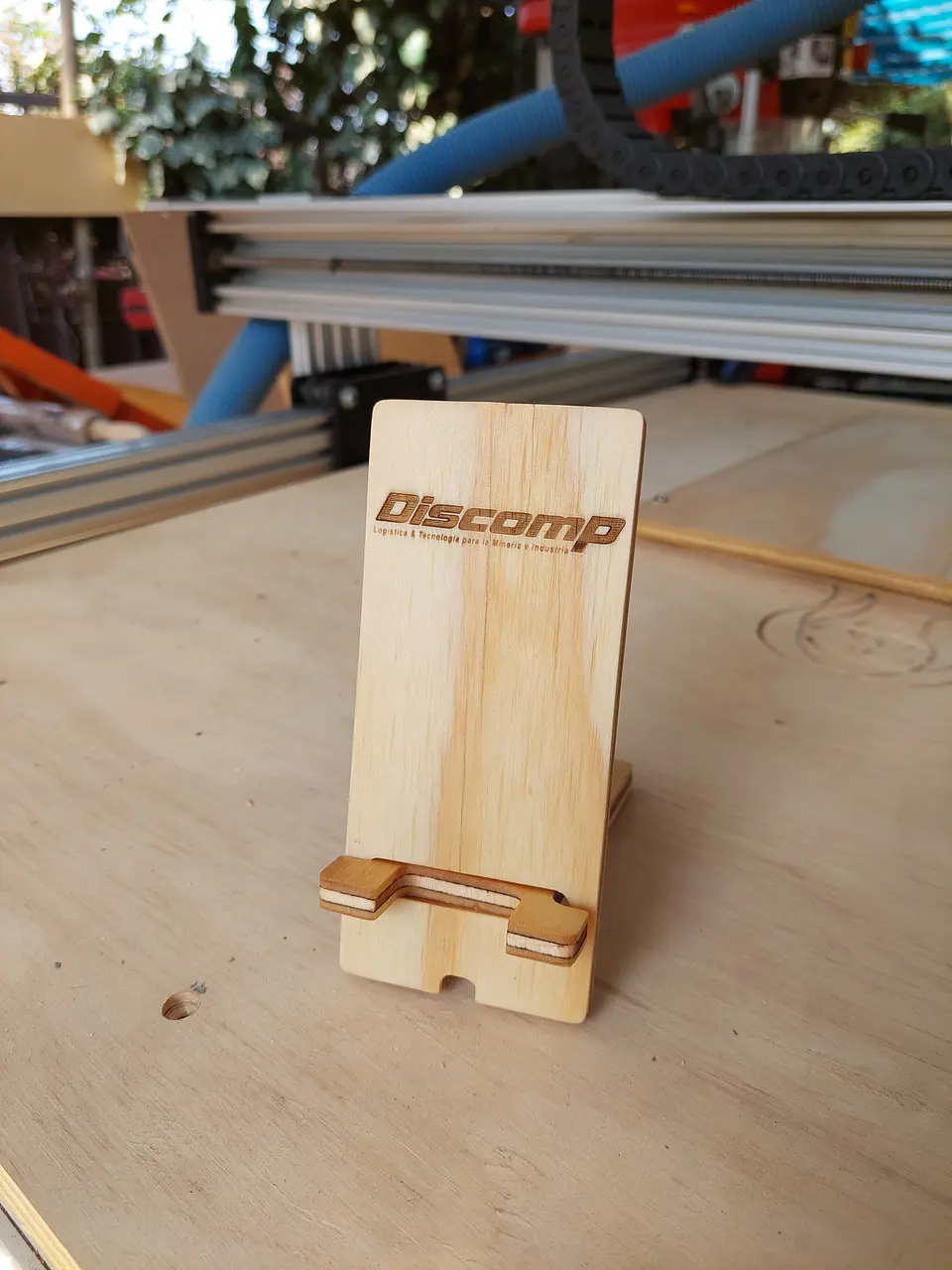 Porta Celular Madera 19 cm alto x 8 cm ancho , madera tratada y grabado Láser 7