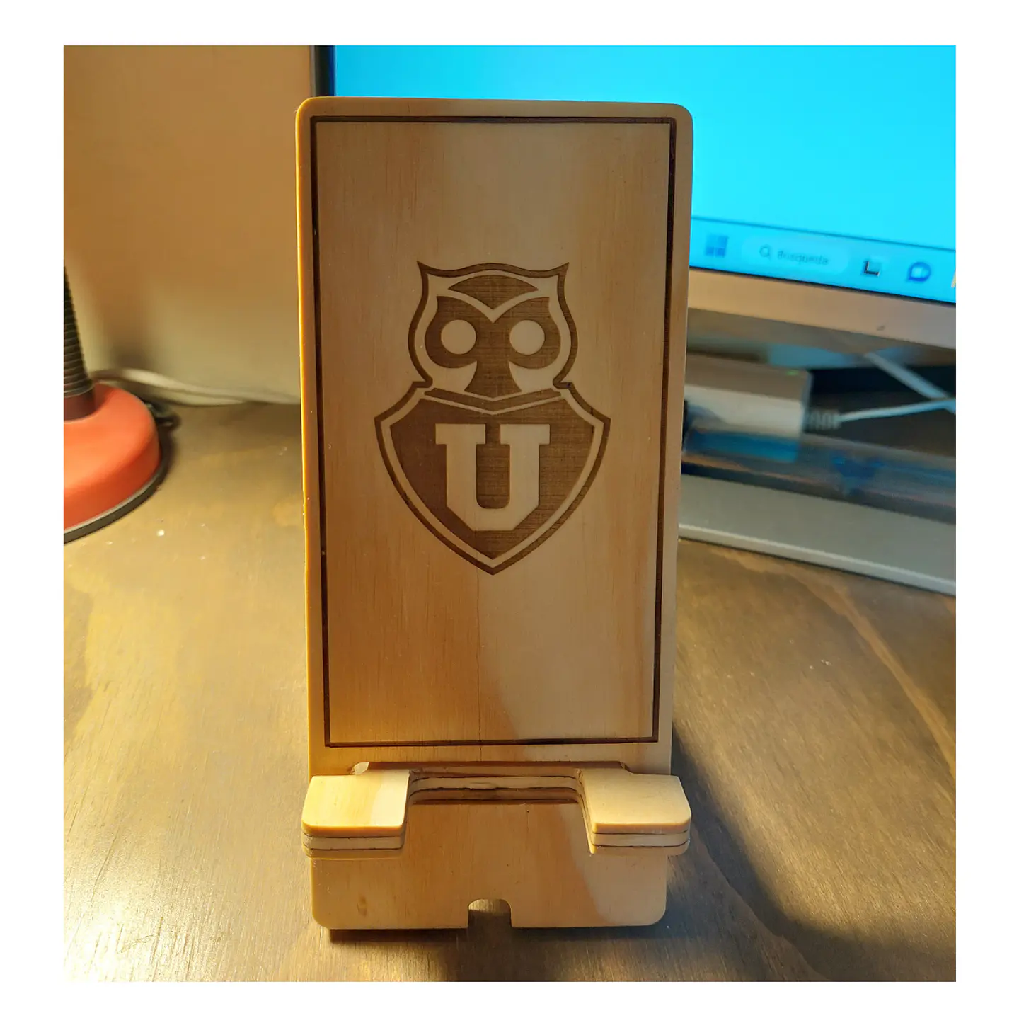 Porta Celular Madera 19 cm alto x 8 cm ancho , madera tratada y grabado Láser 2