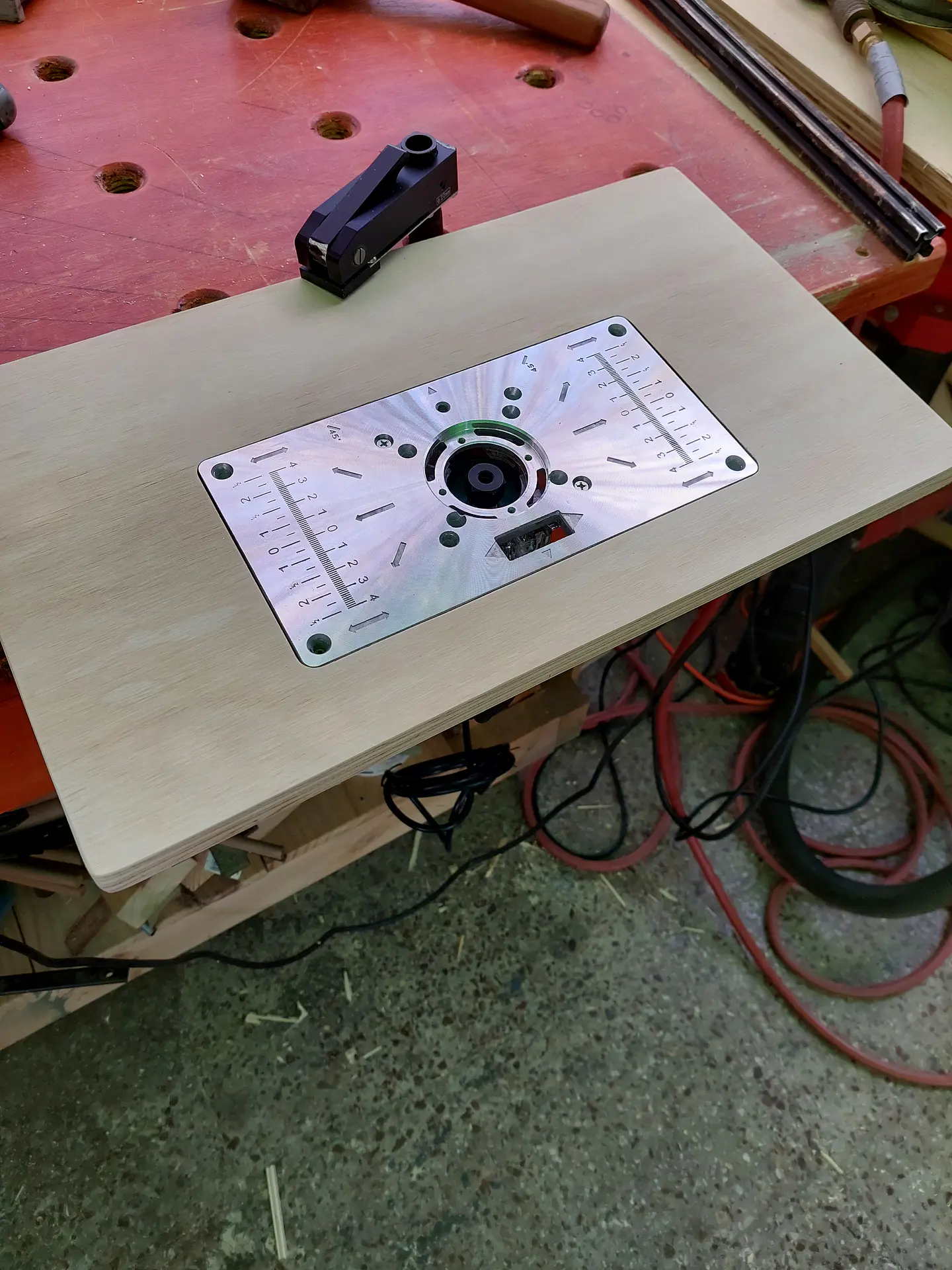 Placa Inserción Mesa Router o Fresadora Instalada en TERCIADO MASTER O MELAMINA NEGRA  15mm ( no incluye Router ) Se puede utilizar en la mayoría de las fresadoras de palma. 4
