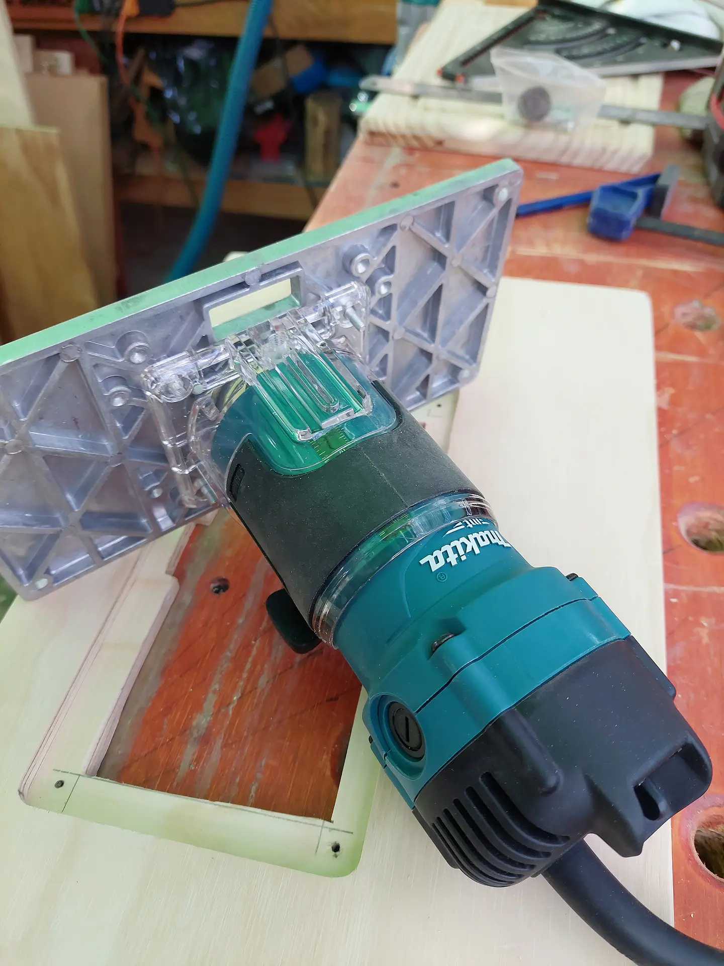 Placa Inserción Mesa Router o Fresadora Instalada en TERCIADO MASTER O MELAMINA NEGRA  15mm ( no incluye Router ) Se puede utilizar en la mayoría de las fresadoras de palma. 6