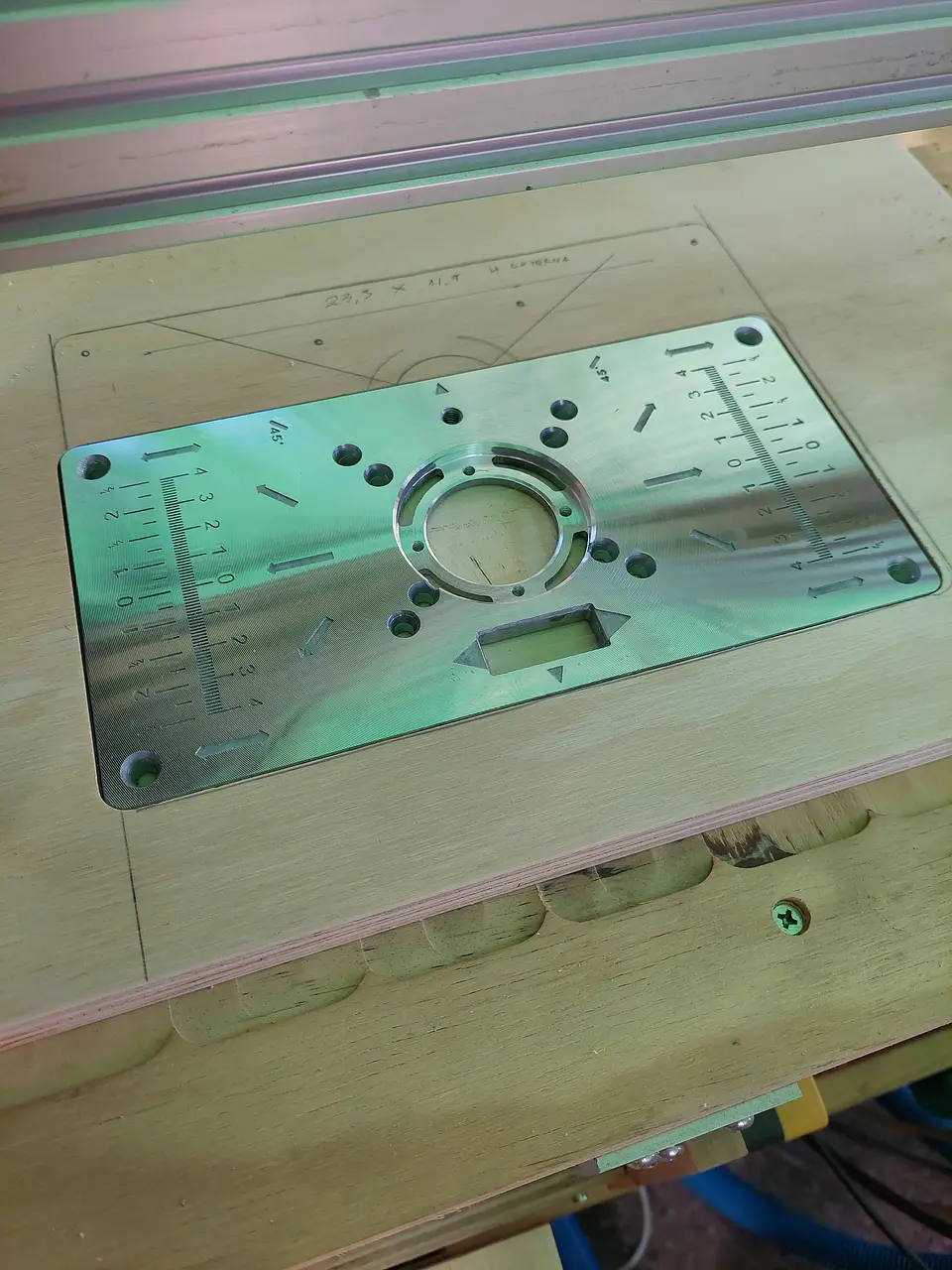 Placa Inserción Mesa Router o Fresadora Instalada en TERCIADO MASTER O MELAMINA NEGRA  15mm ( no incluye Router ) Se puede utilizar en la mayoría de las fresadoras de palma. 7