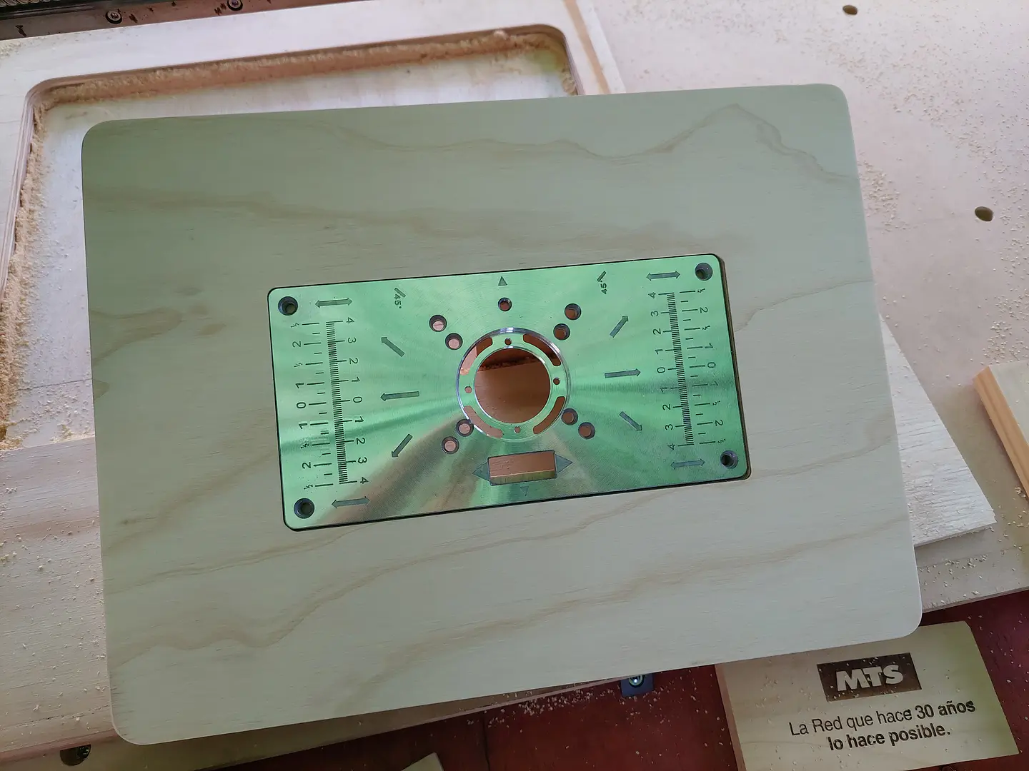 Placa Inserción Mesa Router o Fresadora Instalada en TERCIADO MASTER O MELAMINA NEGRA  15mm ( no incluye Router ) Se puede utilizar en la mayoría de las fresadoras de palma. 10