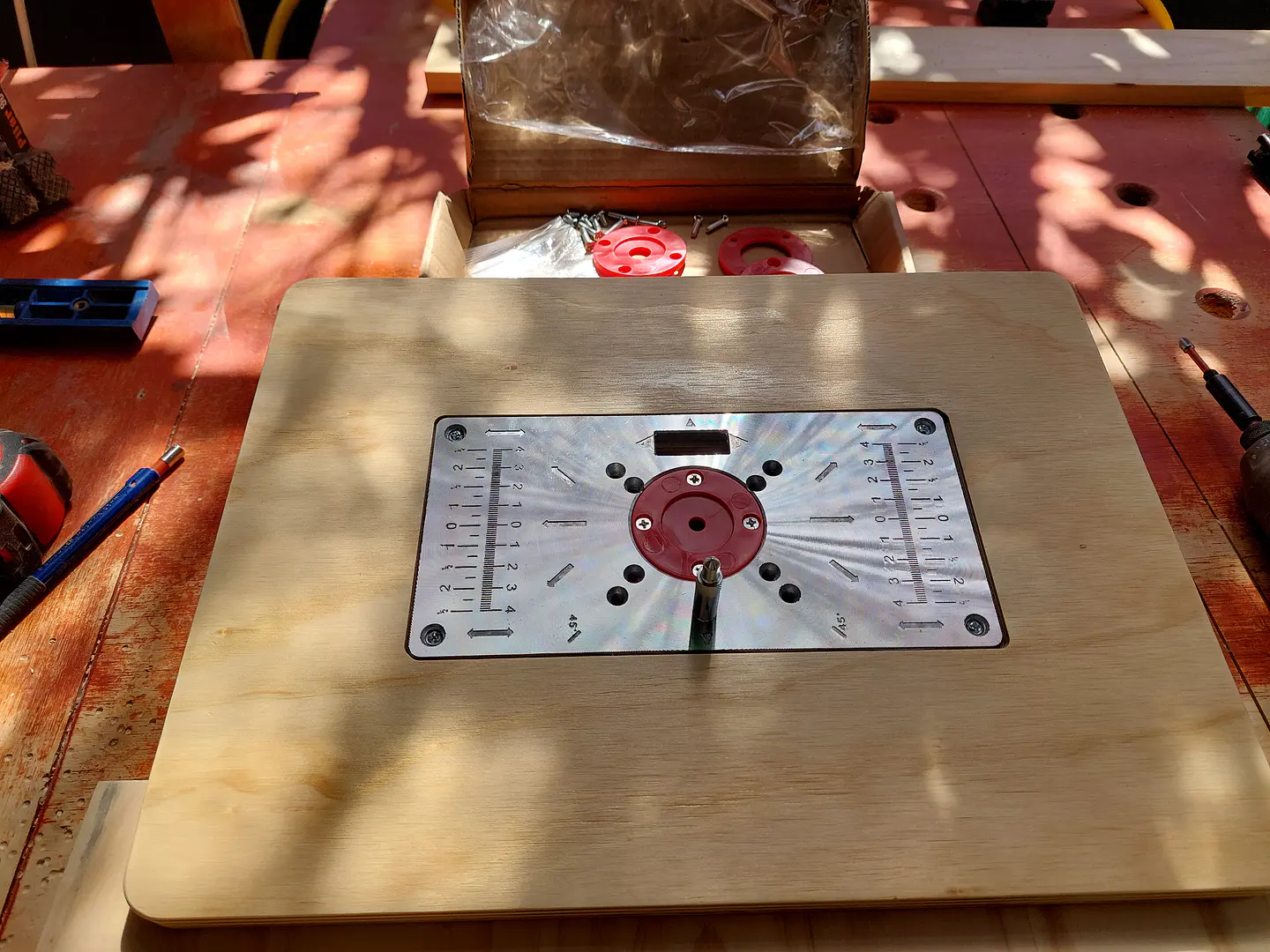 Placa Inserción Mesa Router o Fresadora Instalada en TERCIADO MASTER O MELAMINA NEGRA  15mm ( no incluye Router ) Se puede utilizar en la mayoría de las fresadoras de palma. 1