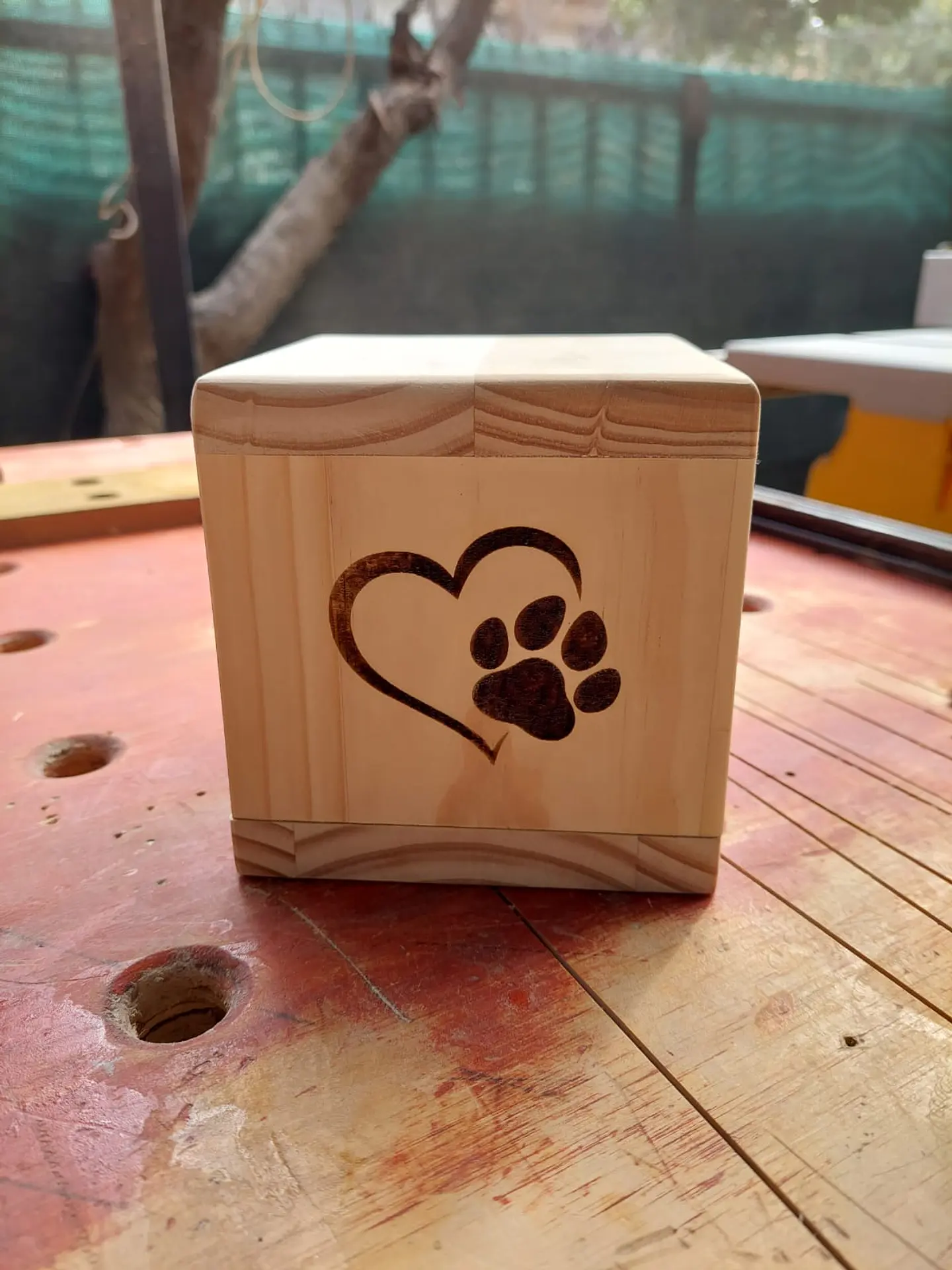 Anfora  de madera para cenizas de mascotas 5