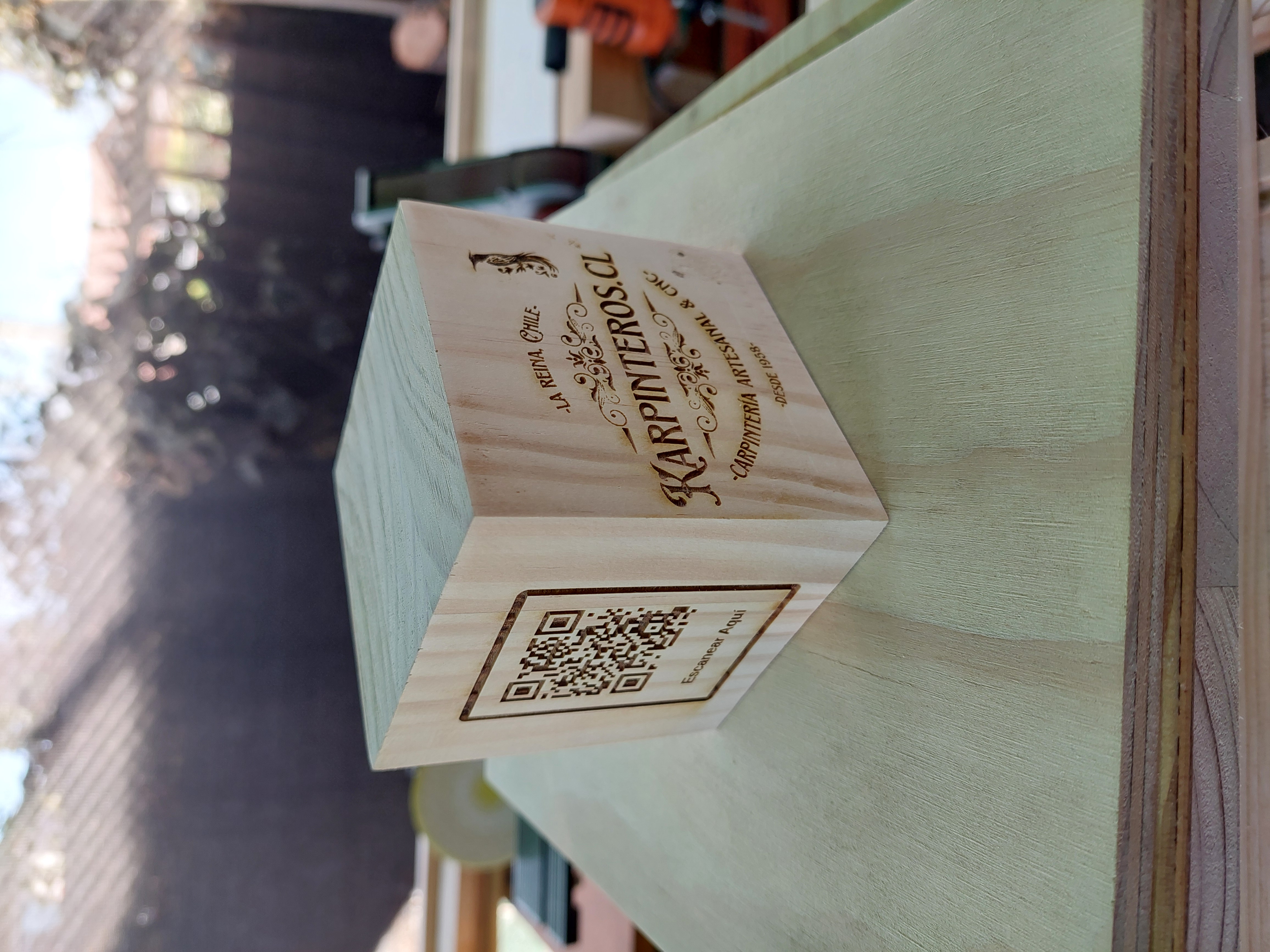 Cubo de Madera con Código QR