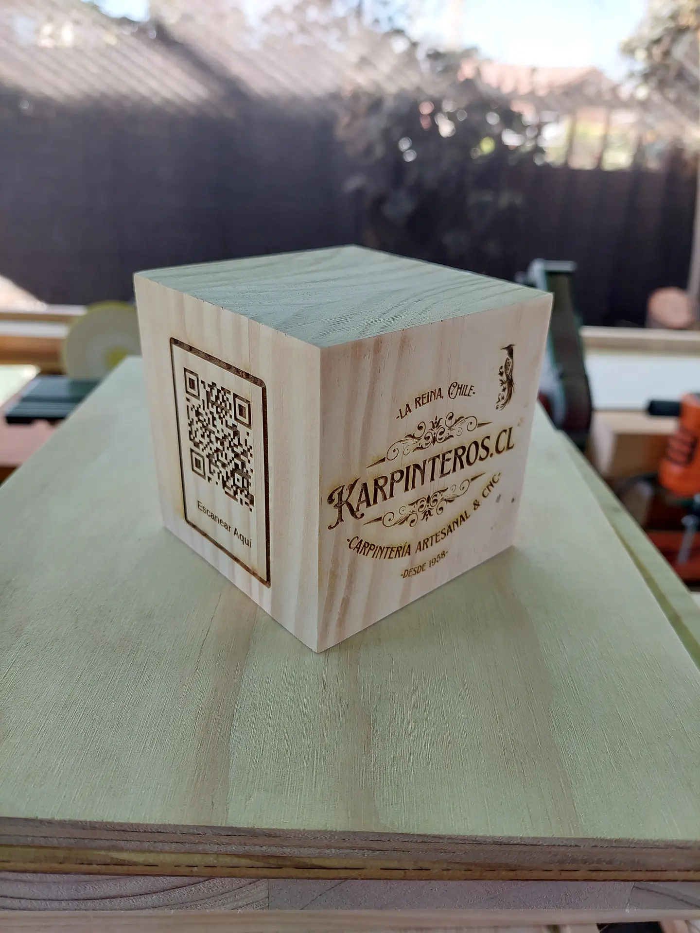 Cubo de Madera con Código QR 1