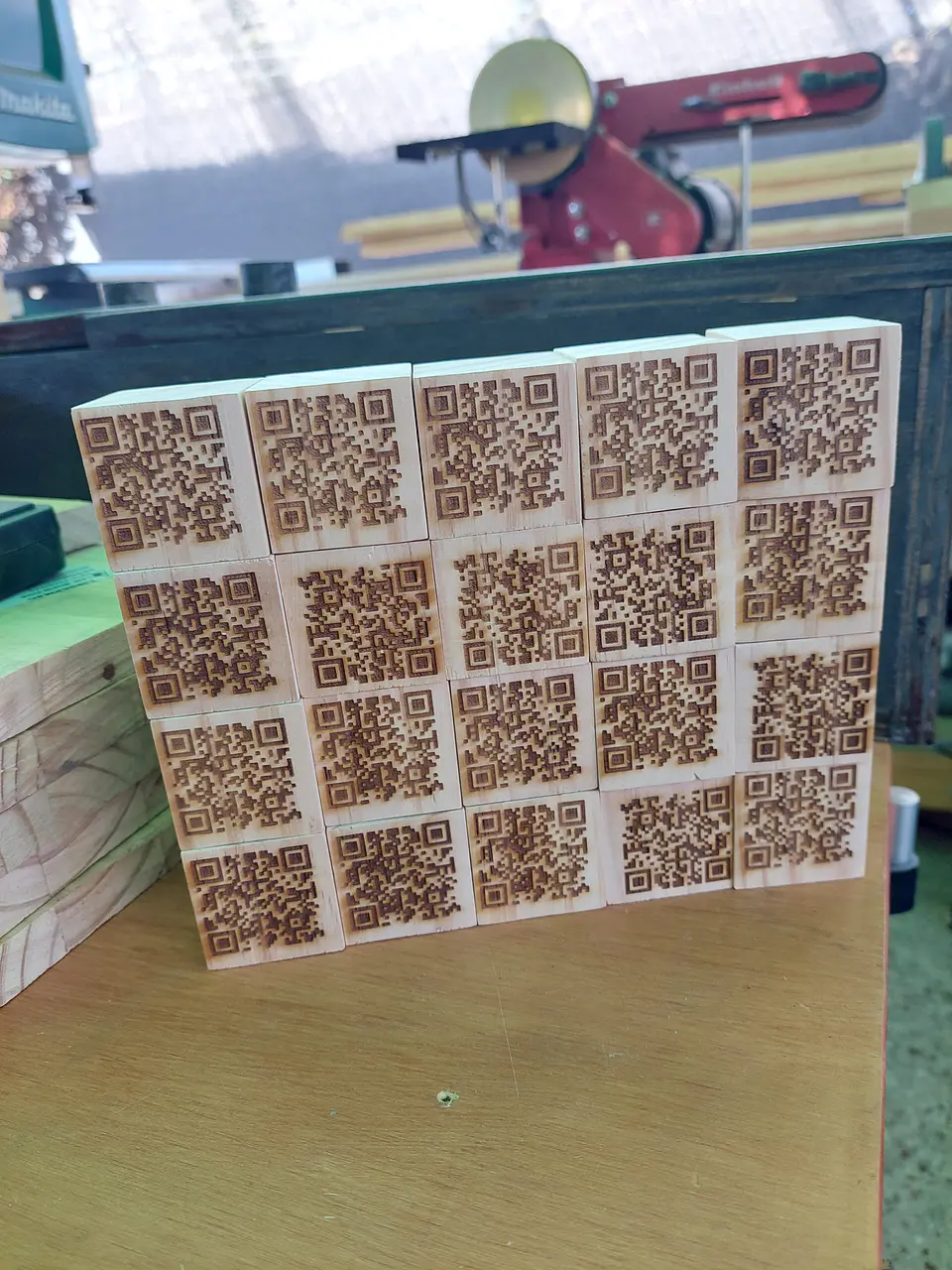 Cubo de Madera con Código QR 9