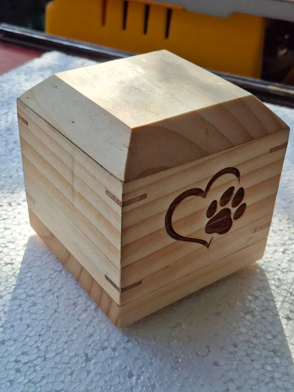 Anfora  de madera para cenizas de mascotas 1