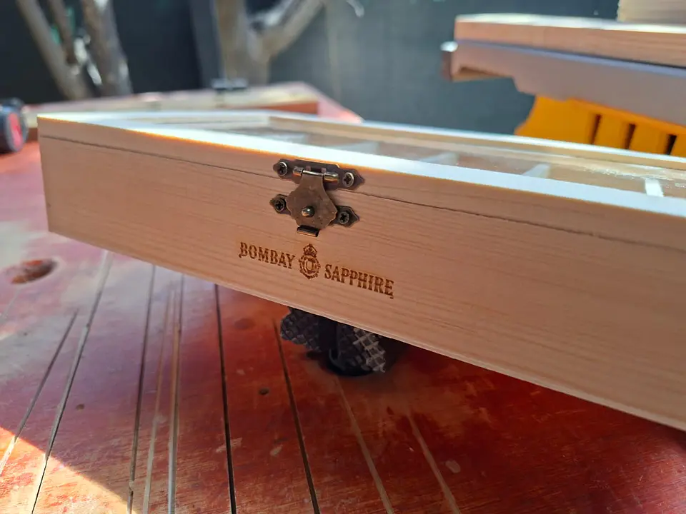 Letreros y Grabados en CNC  Laser y Router Personalizados Cartelería en Madera grabada  39
