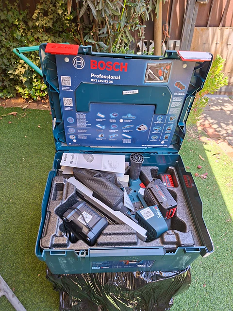 Sierra de Inmersión BOSCH  inalámbrica GKT 18V-52 GC 18V con 2 Baterías 4.0 A , Cargador 220 V y Caja Transporte