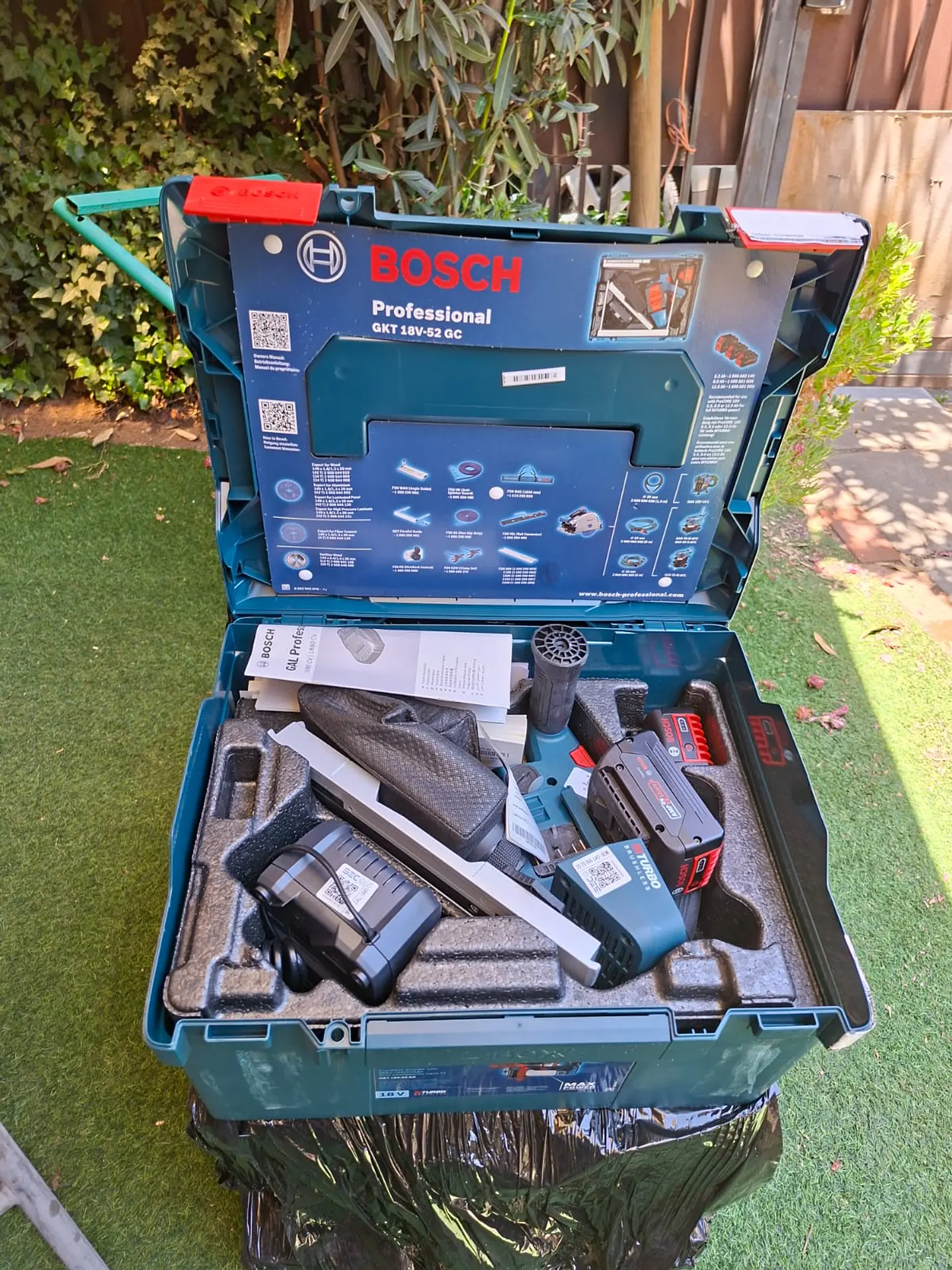 Sierra de Inmersión BOSCH  inalámbrica GKT 18V-52 GC 18V con 2 Baterías 4.0 A , Cargador 220 V y Caja Transporte 2